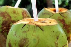 Electrolitos para una piel radiante | Agua de Coco 3 Agua de coco
